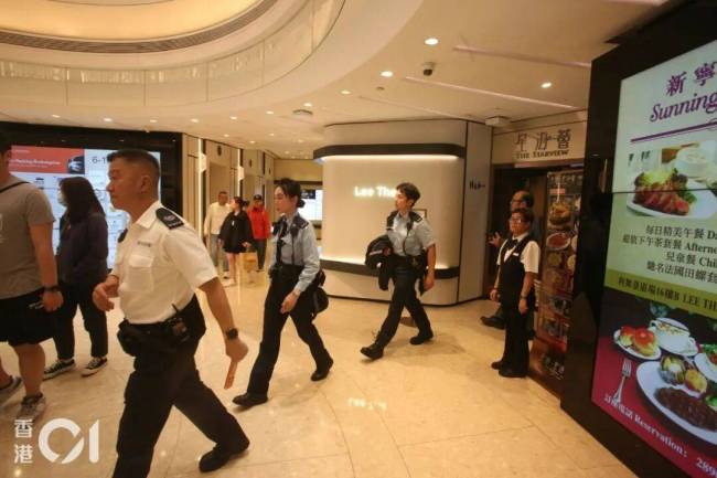 香港一初生男婴被弃商场女厕 悲剧引发社会关注