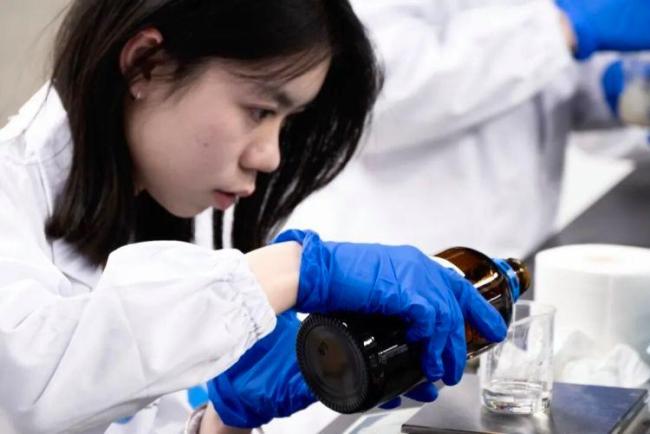 “化妆品”课热度极高！高校回应 学生亲手制口红