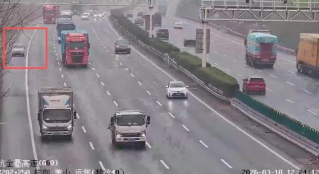 高速突然断电车主推车去服务区