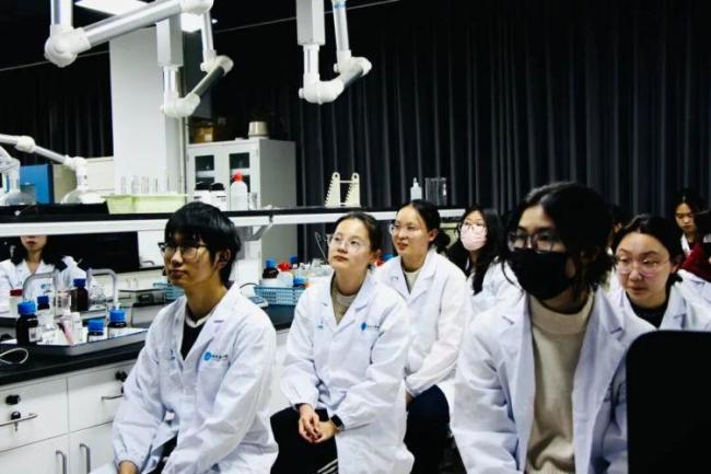 “化妆品”课热度极高！高校回应 学生亲手制口红