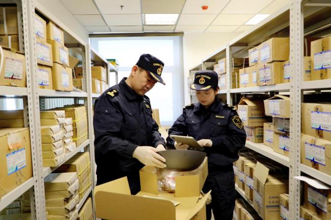 大连海关查获进口超标铁锅