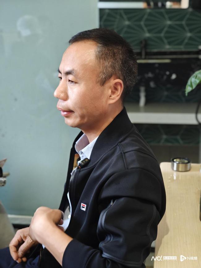 申军良携子重回被拐出租屋 回忆往事心情迥异