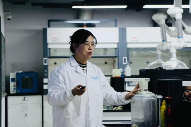 “化妆品”课热度极高！高校回应 学生亲手制口红