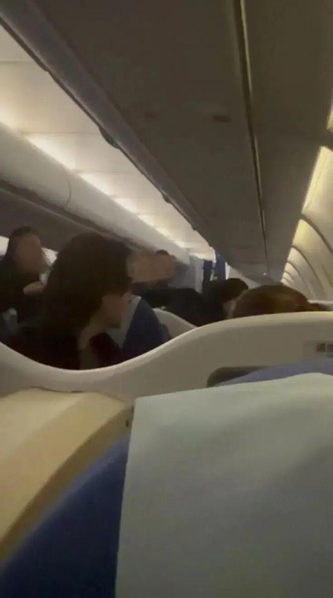 东航通报航班落地后机舱出现火情 机组迅速处置获认可