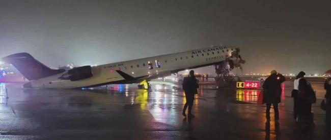 纽约机场客机机头瞬间被撕成碎片 深夜惊魂撞车事故