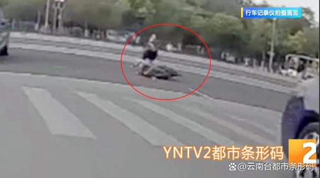 电动车撞人后看一眼直接跑了 肇事逃逸引担忧