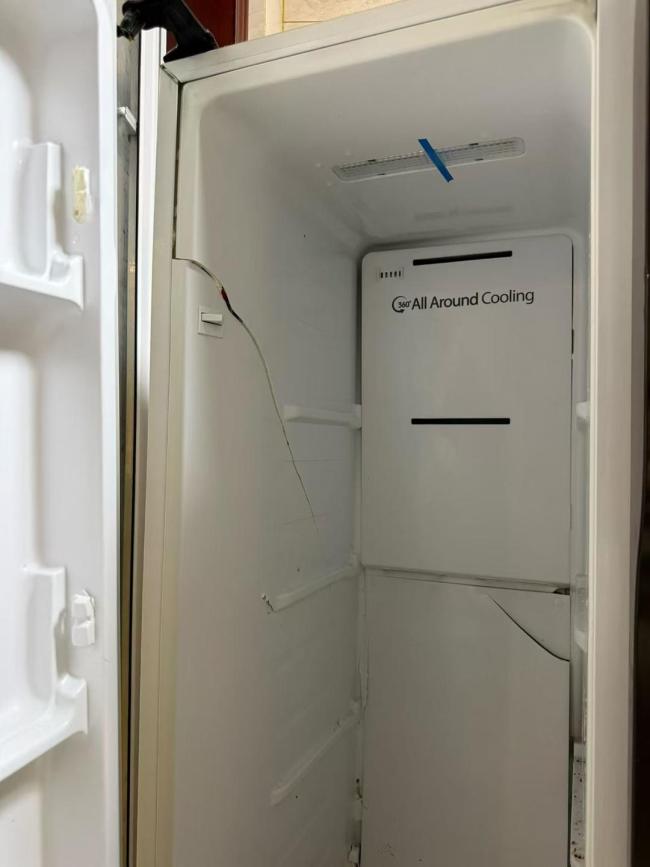 14岁男孩将干冰放冰箱炸了