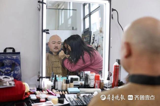 小伙横店演“公公”走红