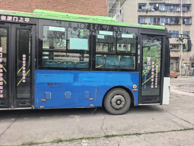 四川乐山一公交车车身广告语引争议