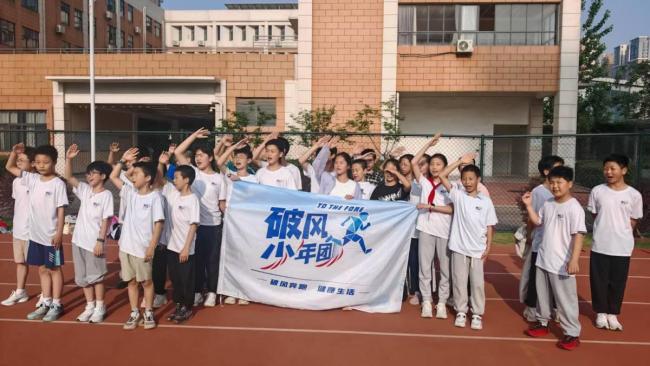 科学老师跑马拉松 还带一群孩子追风 破风少年团的奔跑故事