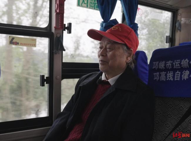 82岁教师乘首班公交翻山送教4年 播种音乐梦想