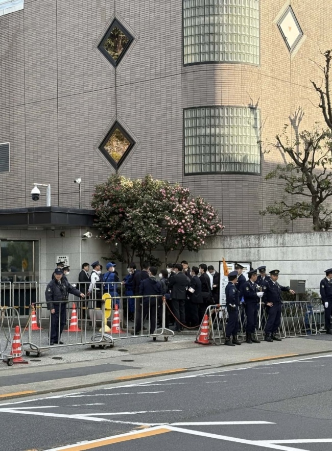 日本自卫官带18cm长刀闯中国使馆，扬言不被接见就自尽，日网友破防了！