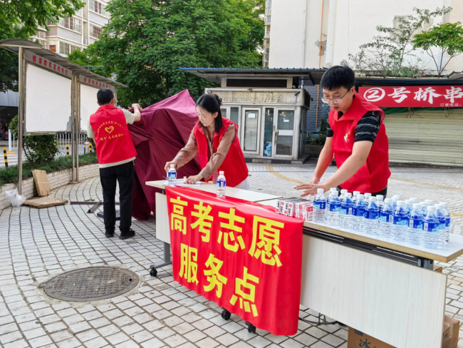 张雪峰：一个时代的中介 阶层跃迁的机会感