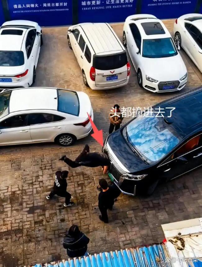 男子与黑车发生冲突后“报复” 头撞车闹剧引发热议