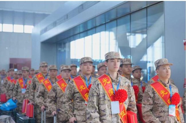 火车站里举办快闪活动欢送新兵