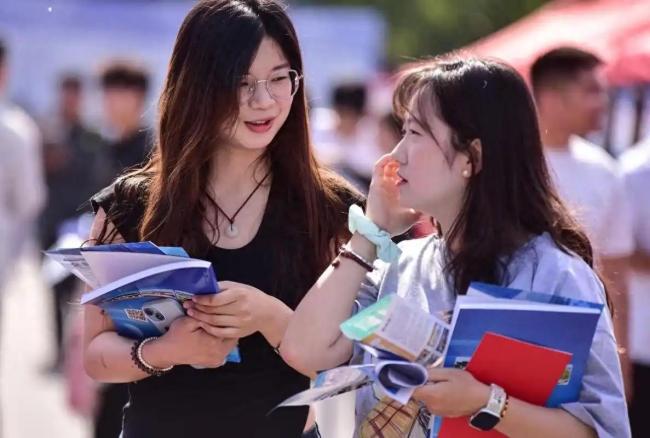 张雪峰曾说名下连块砖都没有 人间清醒的教育谏言