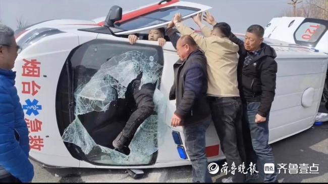車輛側(cè)翻5人被困小伙救人