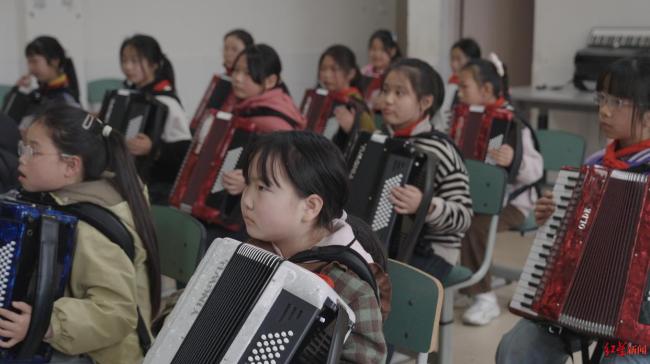 82岁教师乘首班公交翻山送教4年 播种音乐梦想