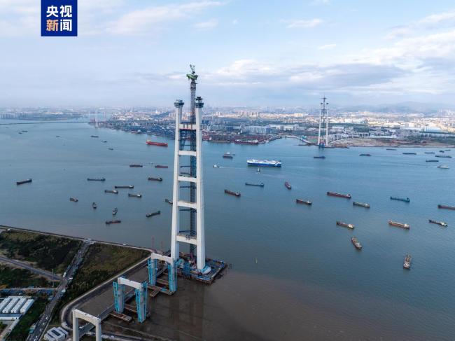 世界最高双层悬索桥主塔封顶 创5项世界第一