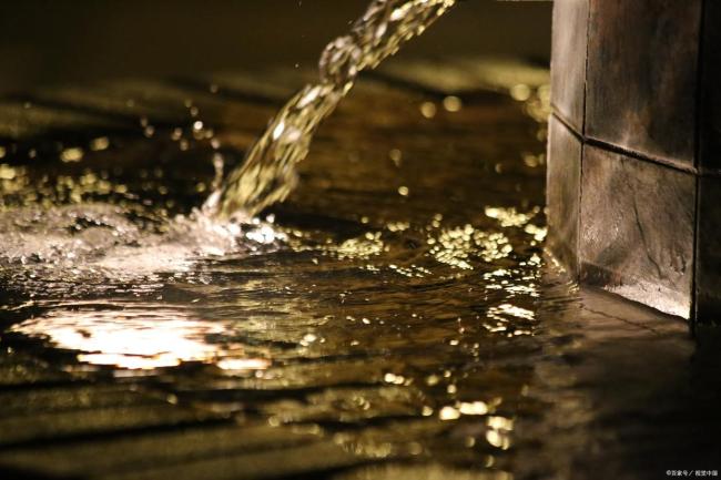 学生喝口热水都计费 这钱不烫手吗 校园饮水收费引争议