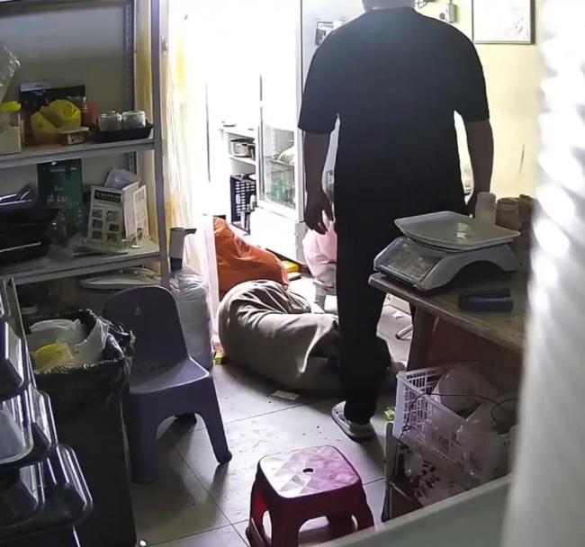 女子低血糖晕倒 老公无动于衷 2岁女儿急哭求助