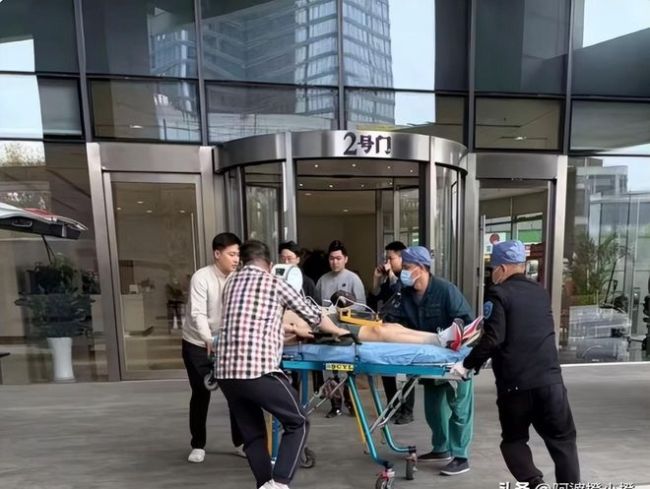 张雪峰日常骑电动车接送女儿 突然离世引惋惜