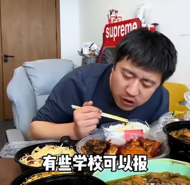 张雪峰日常骑电动车接送女儿 突然离世引惋惜