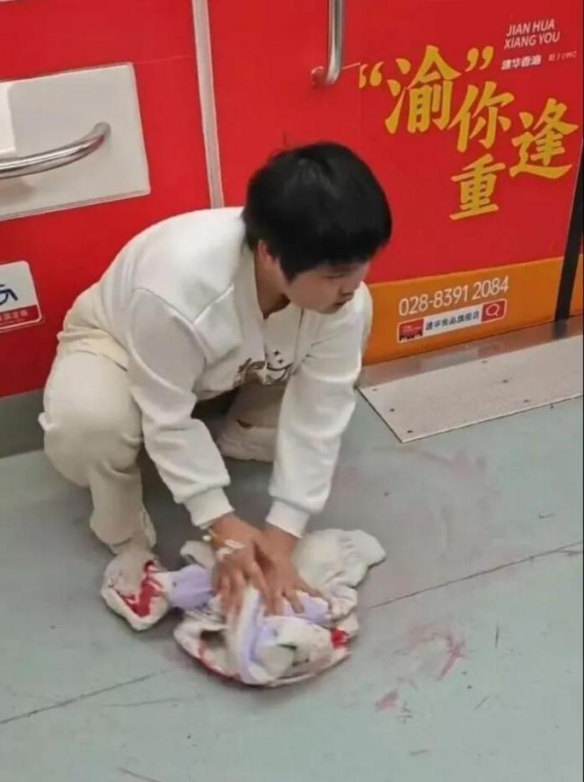 在地铁上用外套擦血的女孩报平安