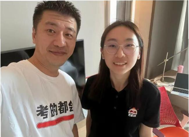 张雪峰公司楼下摆满鲜花 网友自发悼念