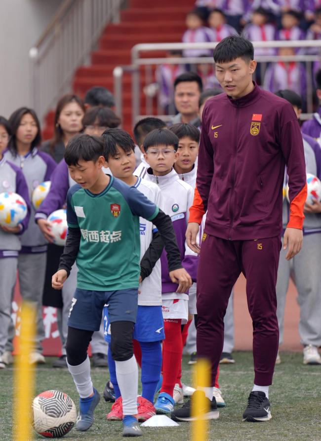 中国U23男足进校园 互动指导小球员