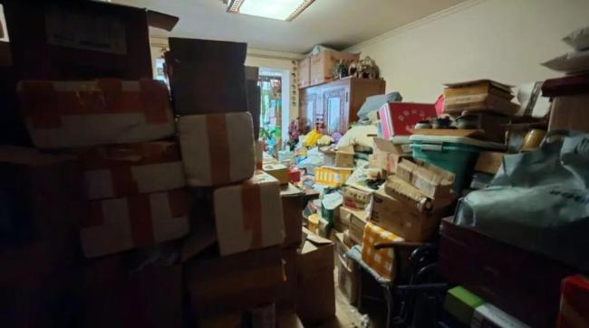 女儿去世后母亲花光退休金网购 慰藉心灵的无奈选择