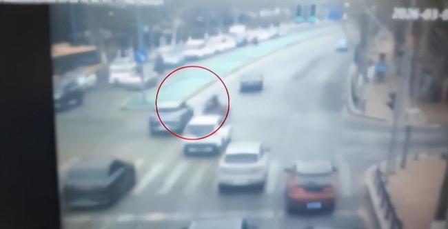 大爷连闯红灯遭三车连撞 家属发声 愿担责求共助