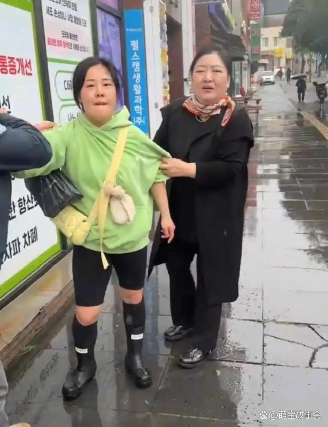 韩国女子怒抢中国游客手机 异国维权难