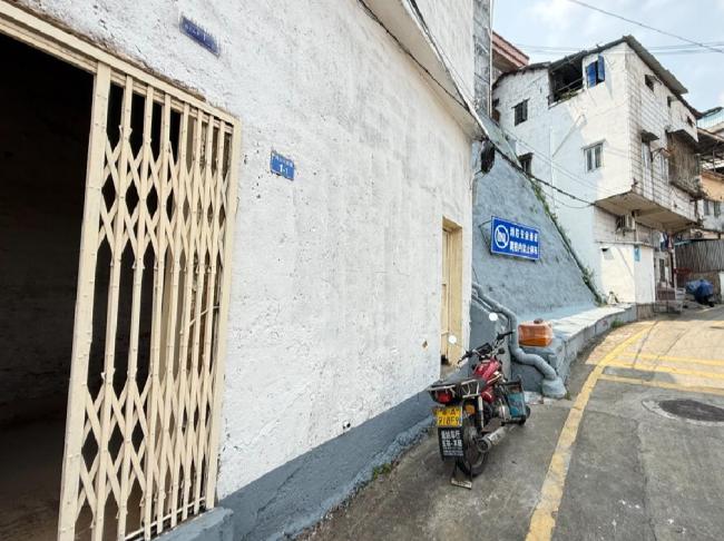 梅姨被曝穿着鲜艳 关键人物终落网