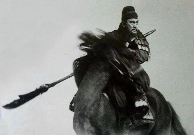 “粉底液将军”的颜值风波 审美与价值观的碰撞