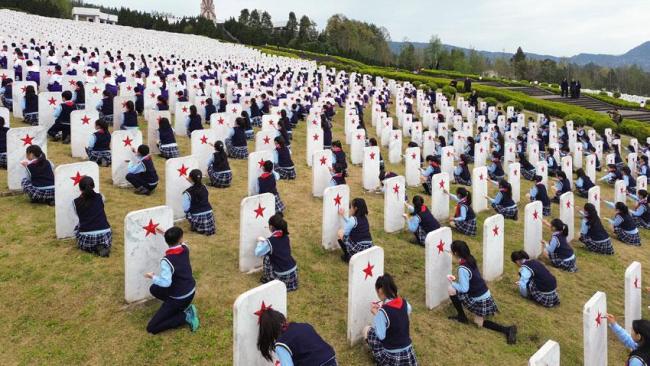 四川通江500名青少年清明前夕祭英烈 红色薪火代代传