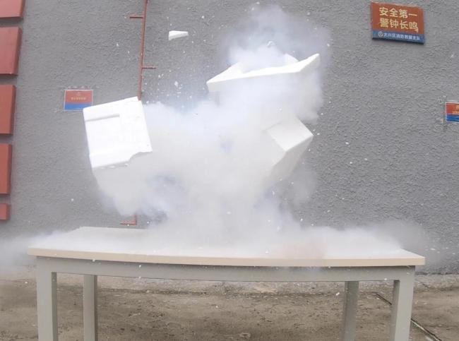 这个东西千万别放进冰箱 会炸 干冰危险需谨慎