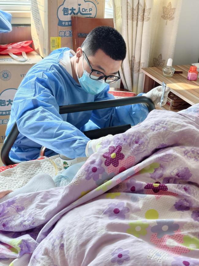 北京网约男护士目睹沉重与温暖 见证五千种衰老