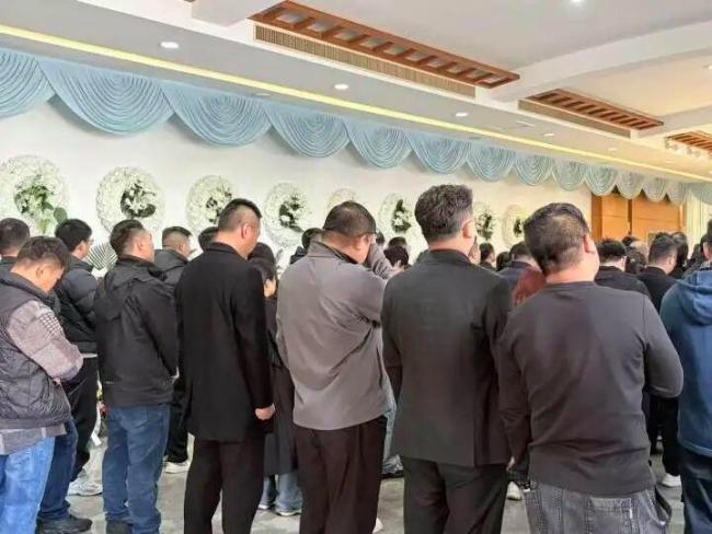 45岁男子驾车时突发心梗离世 亲友百人含泪送别