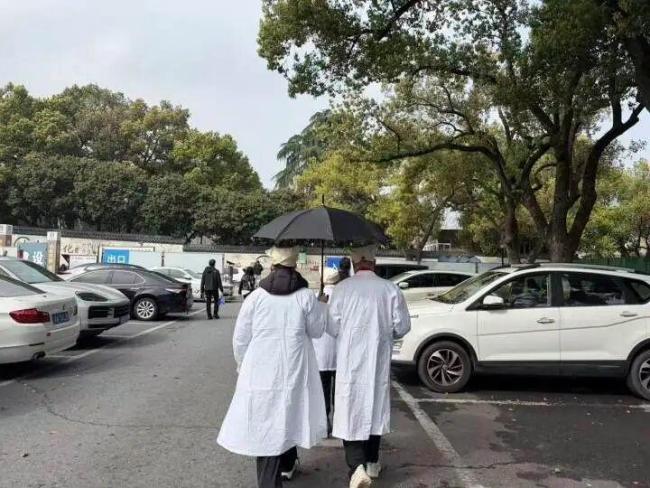 45岁男子驾车时突发心梗离世 亲友百人含泪送别