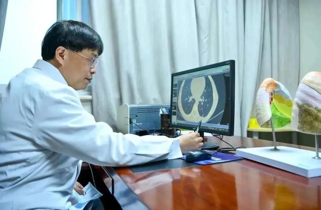 蹲地讲病情的军医找到了 热心助人获赞