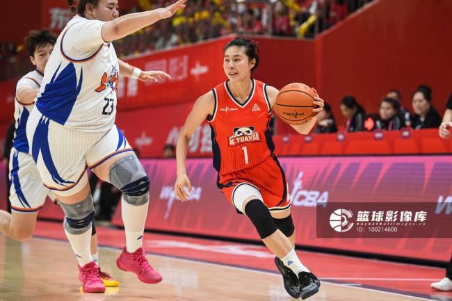 四川女篮大胜获季后赛开门红 新援助力冲击冠军