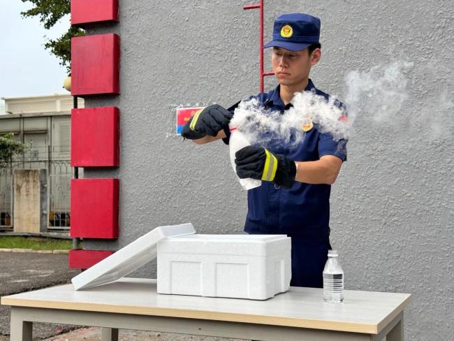 这个东西千万别放进冰箱 会炸 干冰危险需谨慎