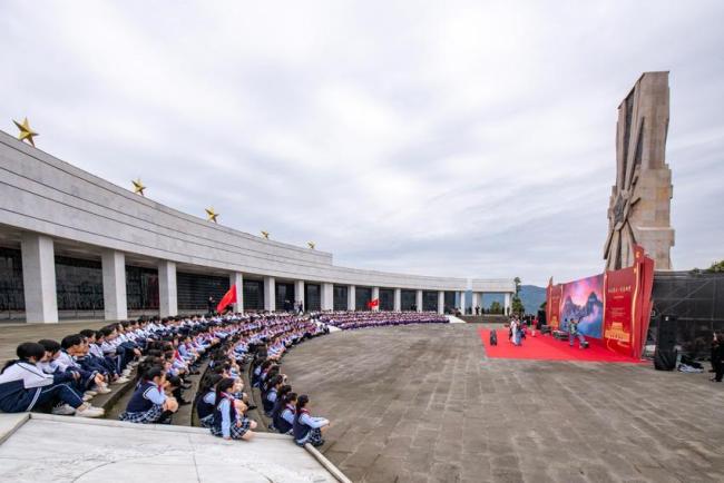 四川通江500名青少年清明前夕祭英烈 红色薪火代代传