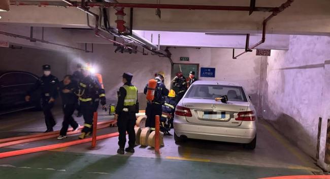 杭州一居民楼发生火灾 消防迅速扑灭