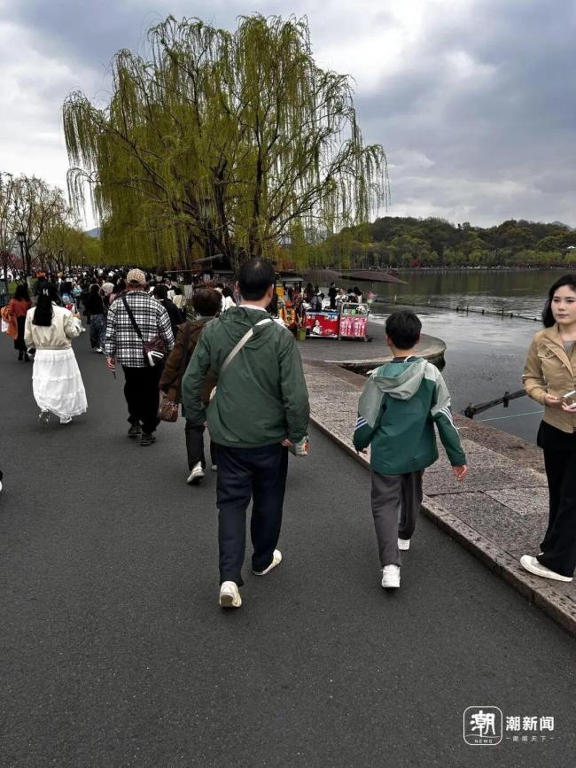 男孩西湖边“逮”老外练口语