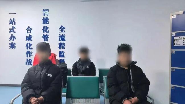 深夜遇哭泣女子带其回家遭仙人跳 7人团伙被擒