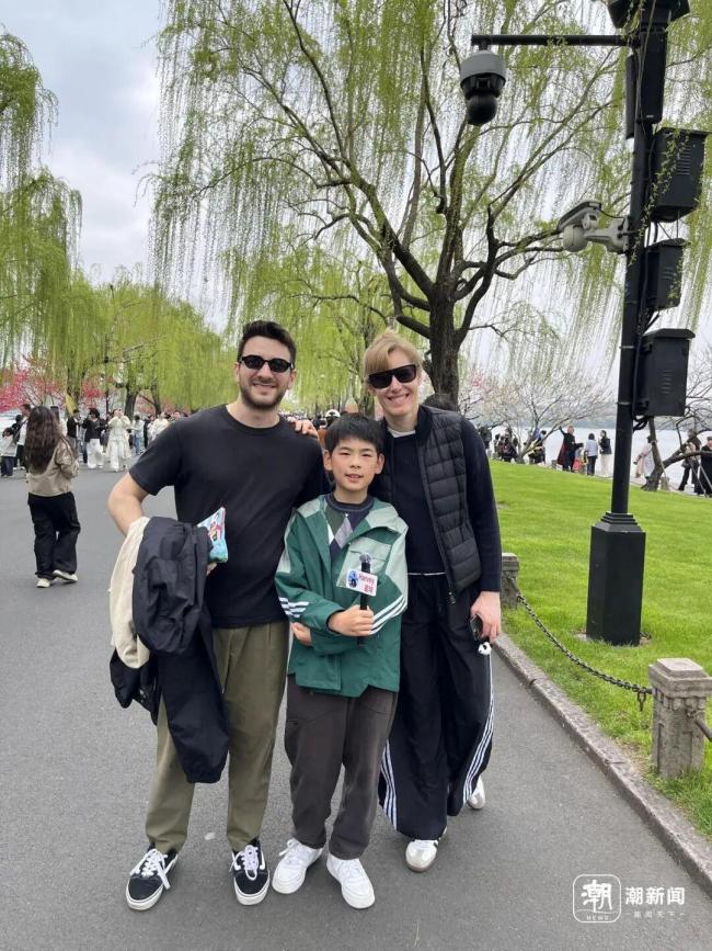 男孩西湖边“逮”老外练口语 街头实战收获跨国友谊