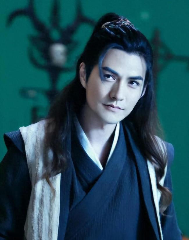 严屹宽说鞭打张凌赫的戏拍了一天 正月剃头梗引发热议