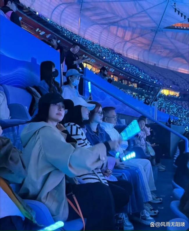 谢娜在张杰演唱会亲了秦岚杜华 乐华大师姐身份揭秘